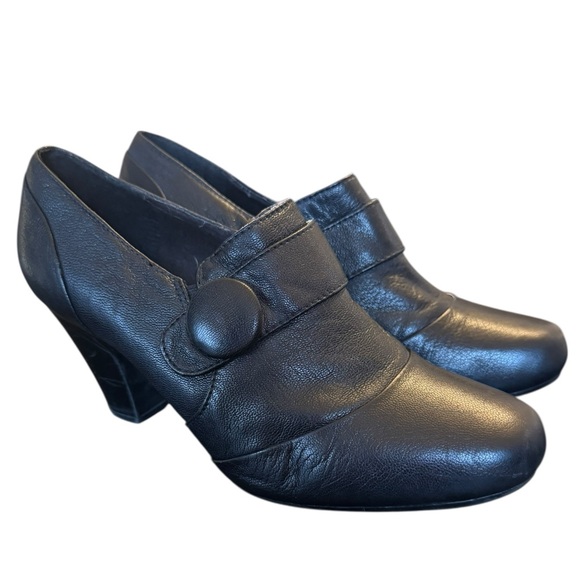 Clarks Bendables Black Leather Button Heels size 8 1/2 - Picture 2 of 10